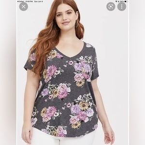 Torrid Top classic fit v neck floral tee size Xl